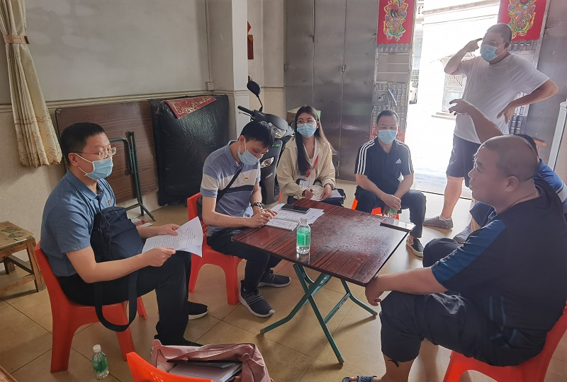 配图2：5月19日，“民政党团服务队”和市捐赠站“爱心党员志愿队”到增城区新塘镇东华村开展助力城中村治理调研，调研组走入村井社村民家庭入户走访，座谈交流.jpg